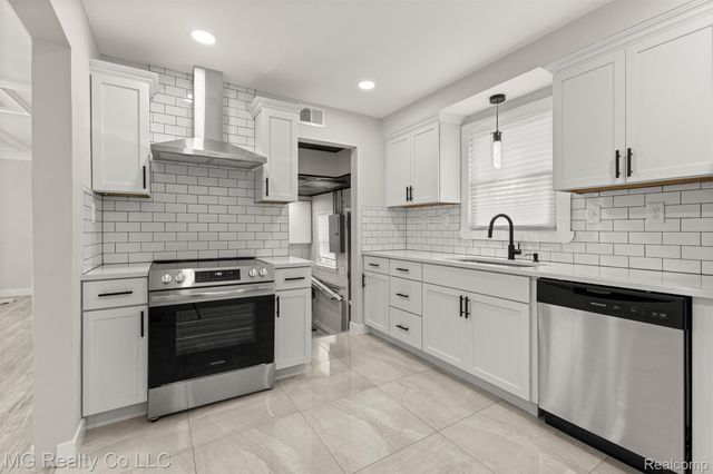 864 Cleophus Parkway, Lincoln Park, MI 48146