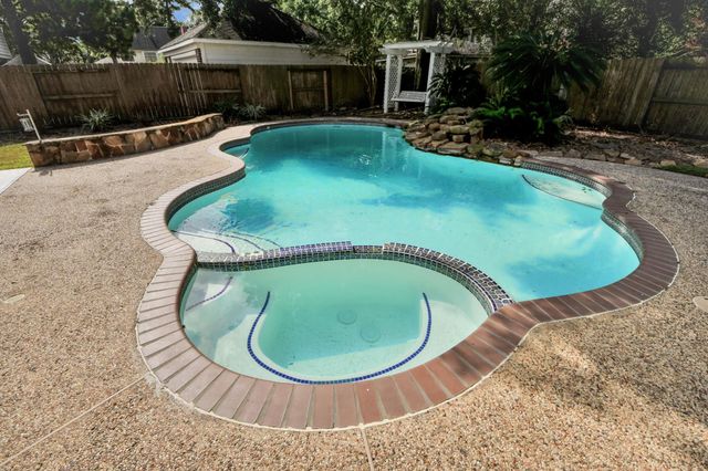 7807 Leaf Point Court, Houston, TX 77095