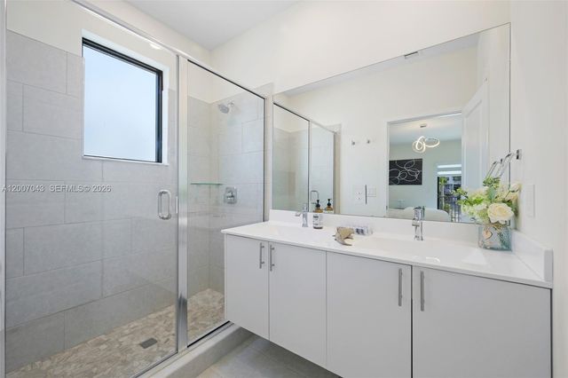 8387 NW 43rd St, Doral, FL 33166