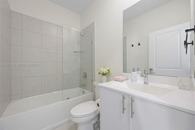 8387 NW 43rd St, Doral, FL 33166