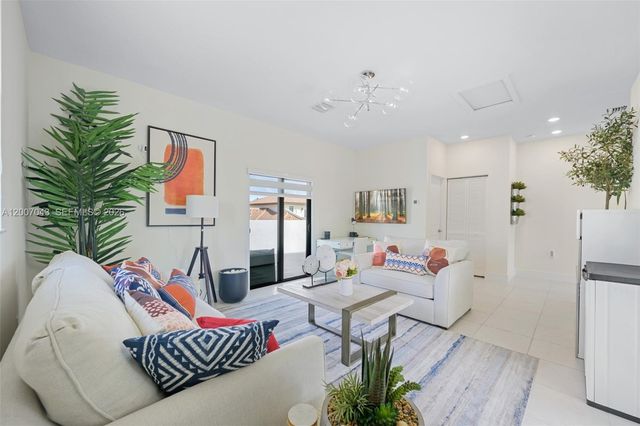 8387 NW 43rd St, Doral, FL 33166