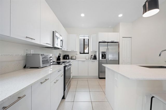 8387 NW 43rd St, Doral, FL 33166