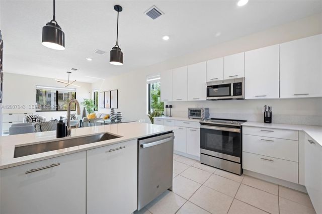 8387 NW 43rd St, Doral, FL 33166