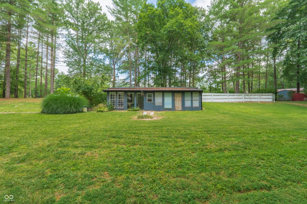 1260 N Lawrence Hollow Drive, Bloomfield, IN 47424