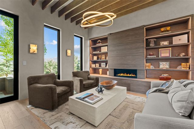 25 Lodge Circle, Santa Fe, NM 87506