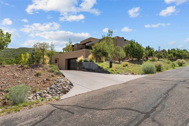 25 Lodge Circle, Santa Fe, NM 87506