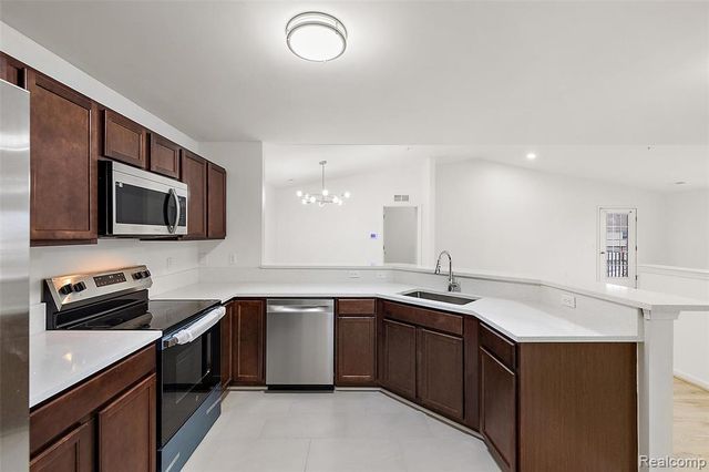 28251 S Pointe Lane 293-B, New Baltimore, MI 48051