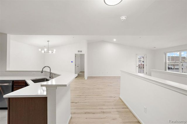 28251 S Pointe Lane 293-B, New Baltimore, MI 48051