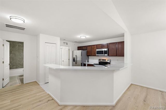 28251 S Pointe Lane 293-B, New Baltimore, MI 48051