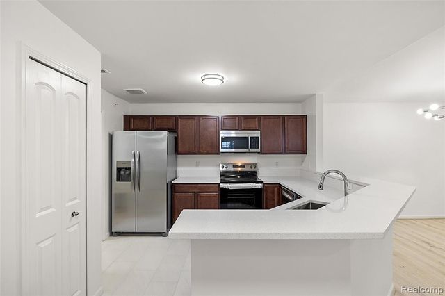 28251 S Pointe Lane 293-B, New Baltimore, MI 48051