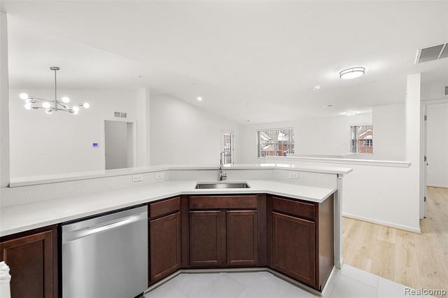 28251 S Pointe Lane 293-B, New Baltimore, MI 48051