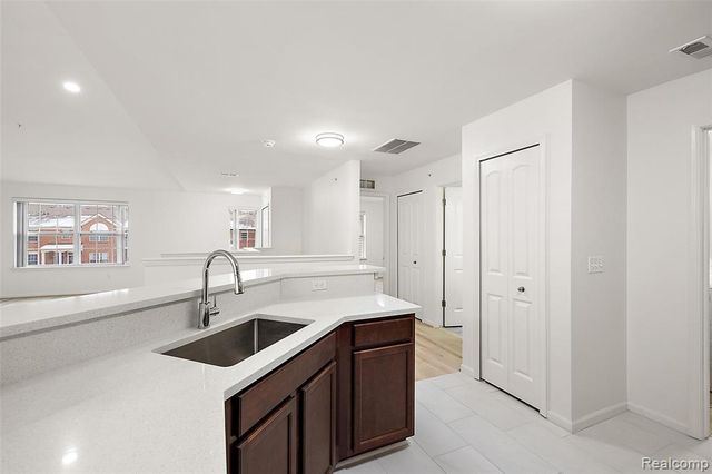 28251 S Pointe Lane 293-B, New Baltimore, MI 48051