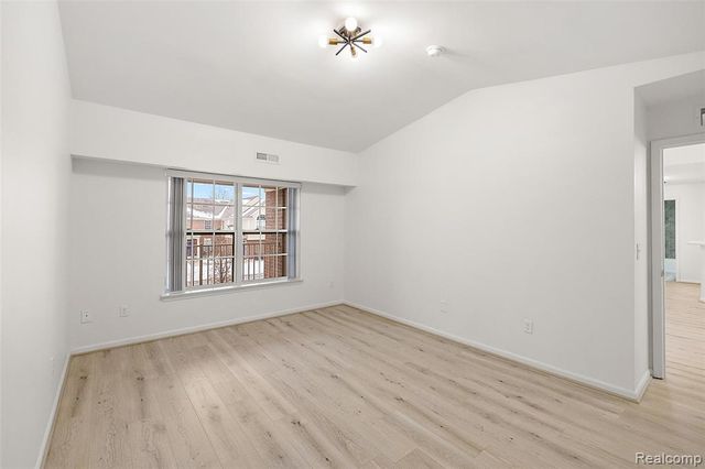 28251 S Pointe Lane 293-B, New Baltimore, MI 48051