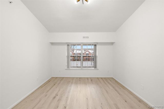 28251 S Pointe Lane 293-B, New Baltimore, MI 48051