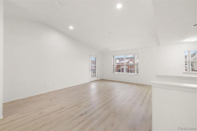 28251 S Pointe Lane 293-B, New Baltimore, MI 48051