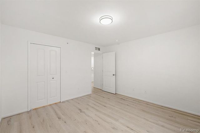 28251 S Pointe Lane 293-B, New Baltimore, MI 48051