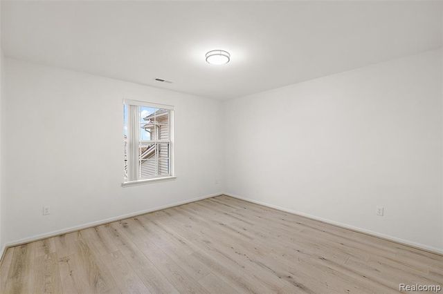 28251 S Pointe Lane 293-B, New Baltimore, MI 48051