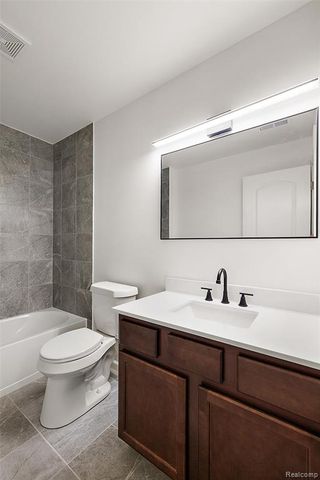 28251 S Pointe Lane 293-B, New Baltimore, MI 48051