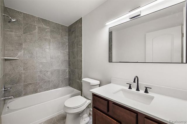 28251 S Pointe Lane 293-B, New Baltimore, MI 48051