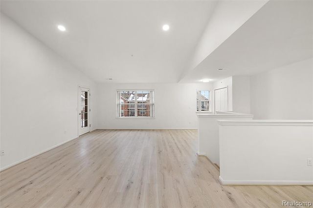 28251 S Pointe Lane 293-B, New Baltimore, MI 48051