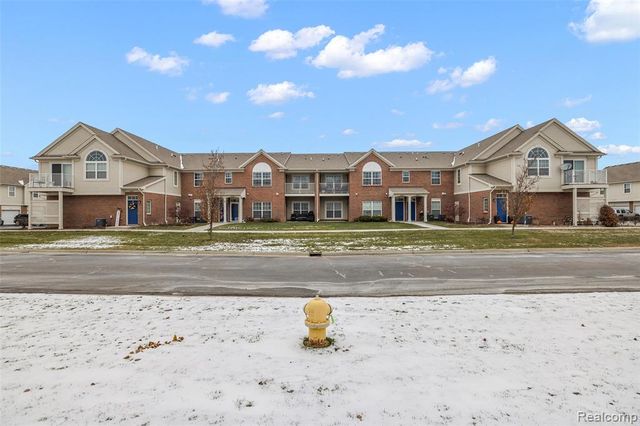 28251 S Pointe Lane 293-B, New Baltimore, MI 48051