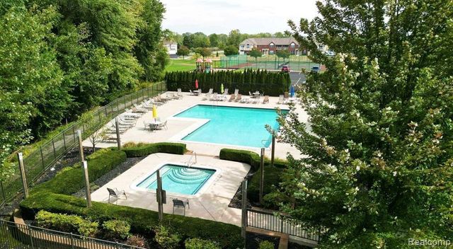 28251 S Pointe Lane 293-B, New Baltimore, MI 48051