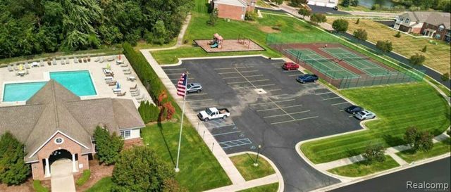 28251 S Pointe Lane 293-B, New Baltimore, MI 48051