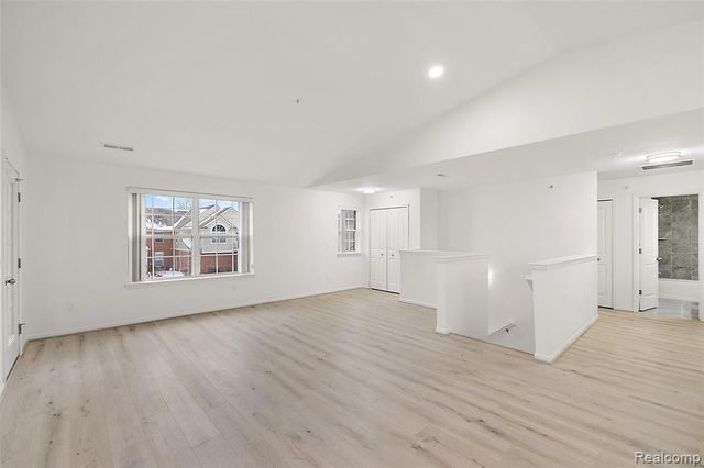 28251 S Pointe Lane 293-B, New Baltimore, MI 48051