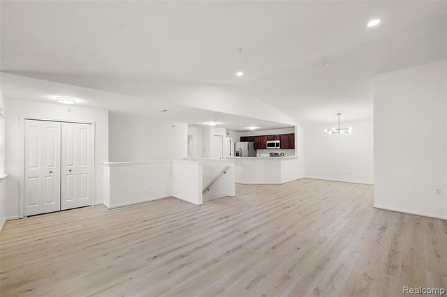 28251 S Pointe Lane 293-B, New Baltimore, MI 48051