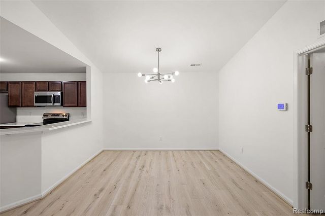 28251 S Pointe Lane 293-B, New Baltimore, MI 48051