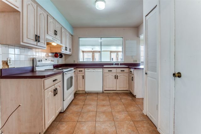 2805 Barrington Place, Arlington, TX 76014