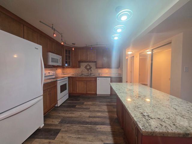 375 Plum Creek Drive 103, Wheeling, IL 60090