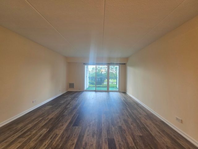375 Plum Creek Drive 103, Wheeling, IL 60090