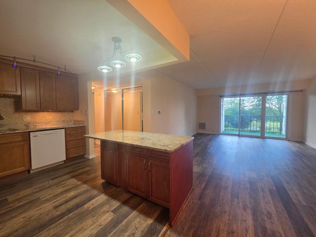 375 Plum Creek Drive 103, Wheeling, IL 60090
