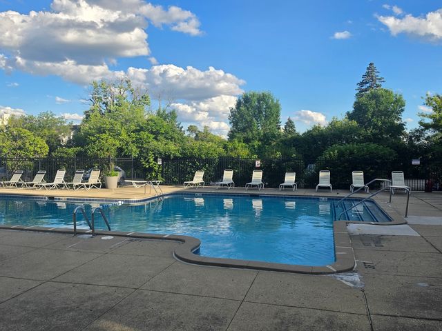 375 Plum Creek Drive 103, Wheeling, IL 60090