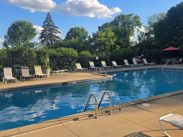 375 Plum Creek Drive 103, Wheeling, IL 60090