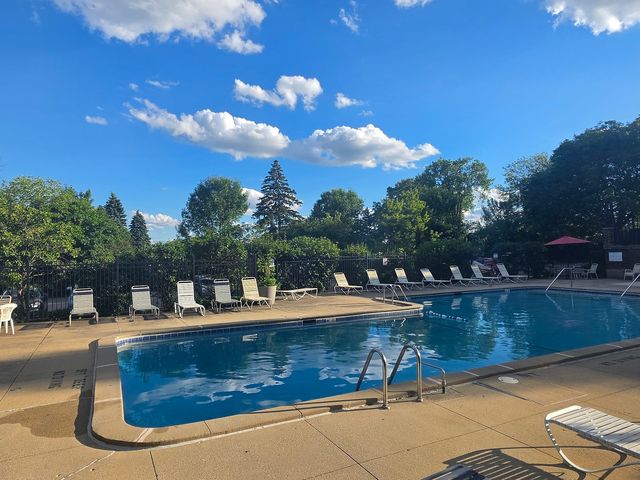 375 Plum Creek Drive 103, Wheeling, IL 60090