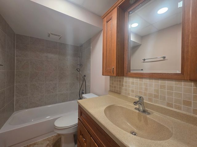 375 Plum Creek Drive 103, Wheeling, IL 60090