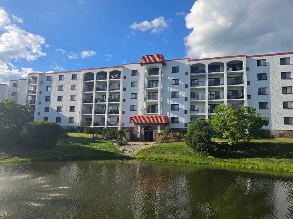 375 Plum Creek Drive 103, Wheeling, IL 60090