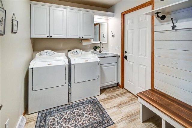 1275 McMahon Drive, Sun Prairie, WI 53590