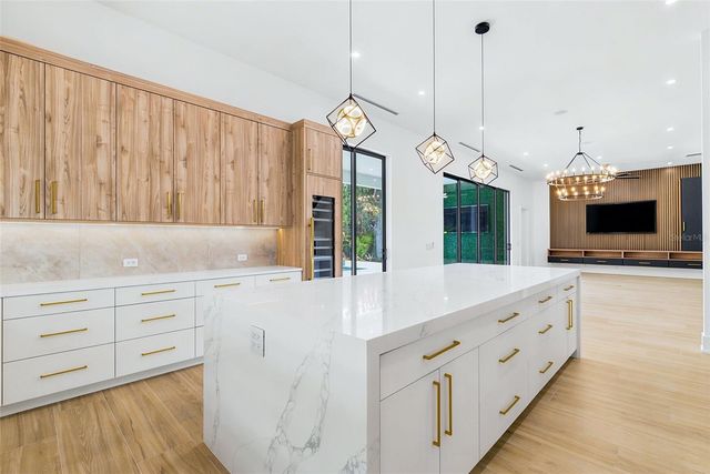 1870 JASMINE DRIVE, Sarasota, FL 34239