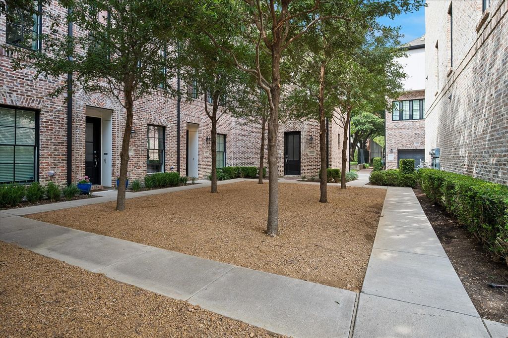 14957 Oak Street, Addison, TX 75001