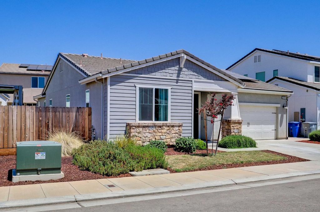 Image 1 of property listing at 4049 San Jose Avenue, Clovis, CA 93619