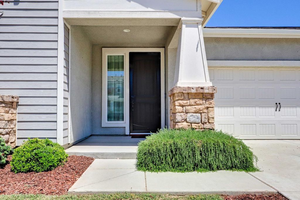 Image 2 of property listing at 4049 San Jose Avenue, Clovis, CA 93619