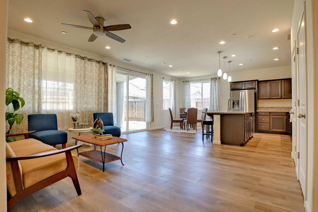 Image 5 of property listing at 4049 San Jose Avenue, Clovis, CA 93619