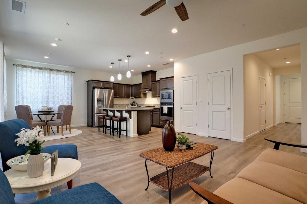 Image 6 of property listing at 4049 San Jose Avenue, Clovis, CA 93619