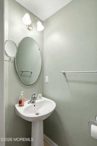 28 Abby Road, Farmingdale, NJ 07727
