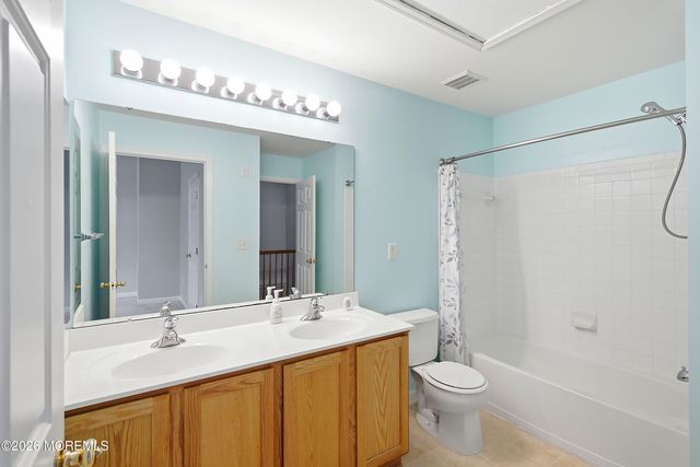 28 Abby Road, Farmingdale, NJ 07727