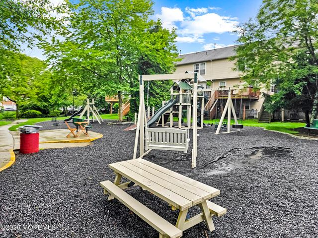 28 Abby Road, Farmingdale, NJ 07727