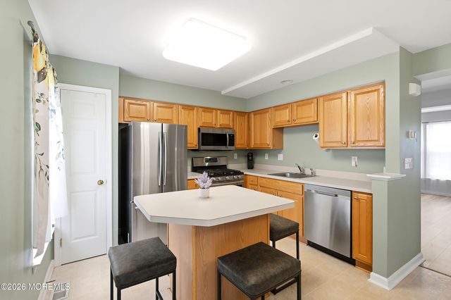 28 Abby Road, Farmingdale, NJ 07727